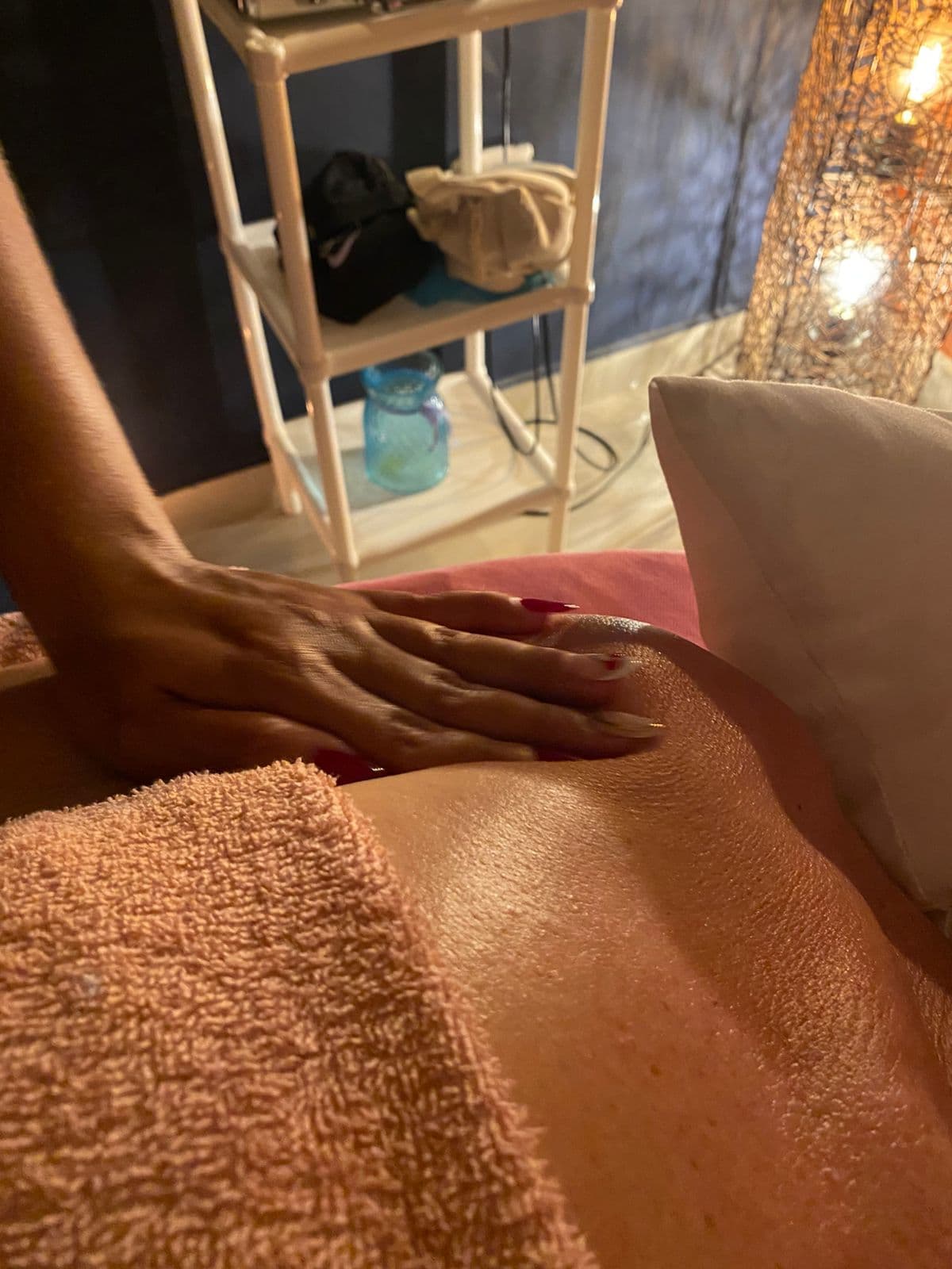 Masaje relajante completo con piedras volcánicas, bambuterapia y reflexología podal en Roldanillo