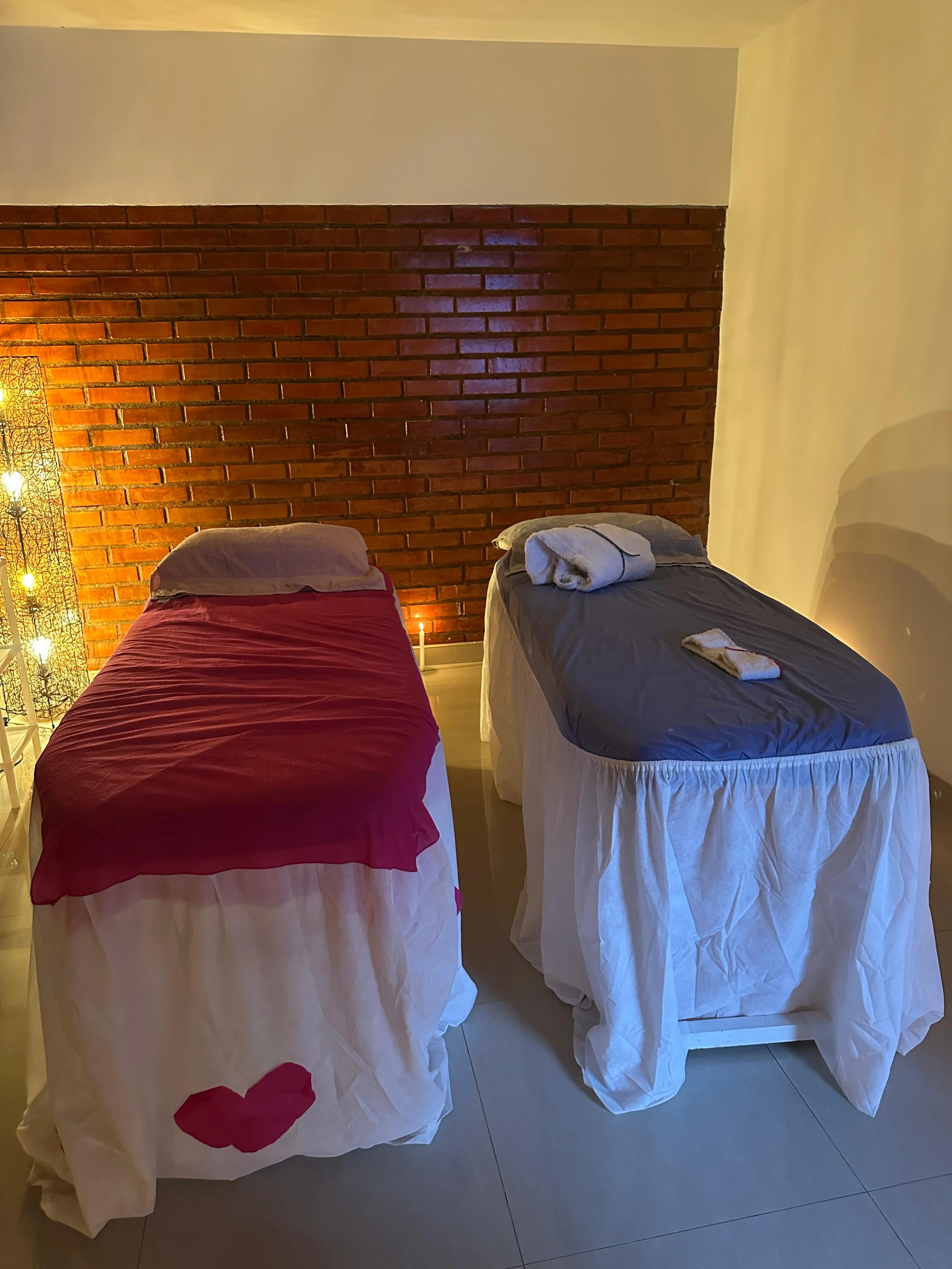 Camillas de masaje en pareja en el Santuario Privado de Zen Spa Bienestar en Roldanillo